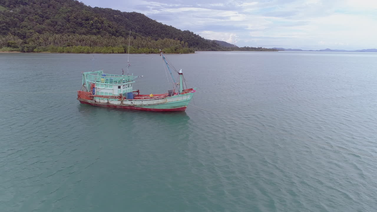 태국의 아름다운 섬 해안에 정박한 어선