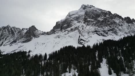 fronalpstock suiza glarus alpes suizos vista ascendente de los picos nevados