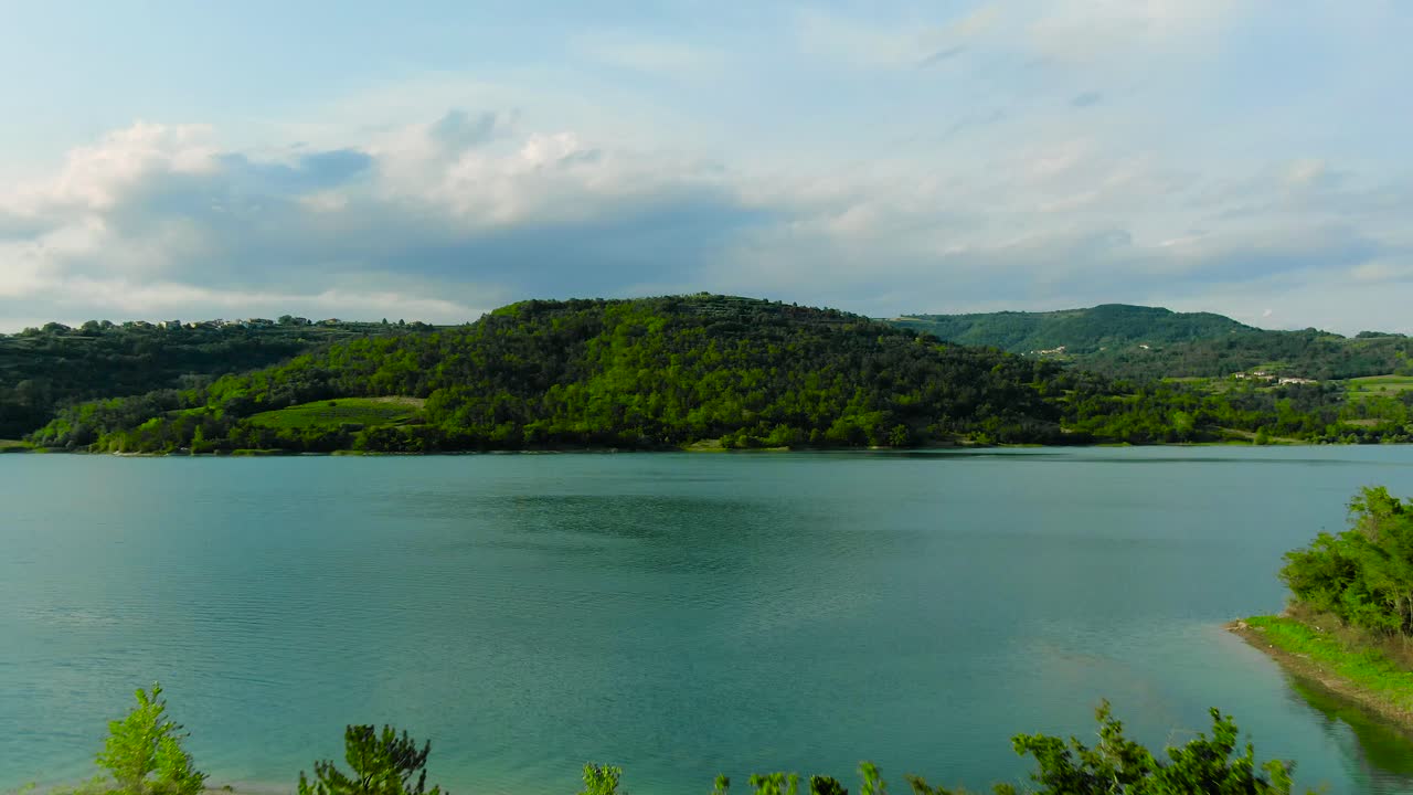 reveladora toma aérea sobre el afloramiento insular del lago butoniga, un lago represado por el hombre en croacia