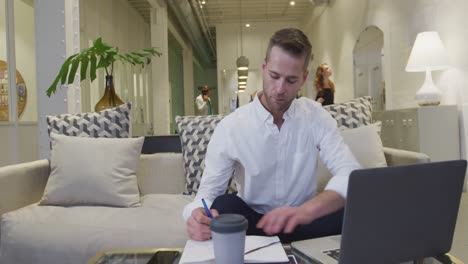 Businessman-working-on-computer-in-modern-office