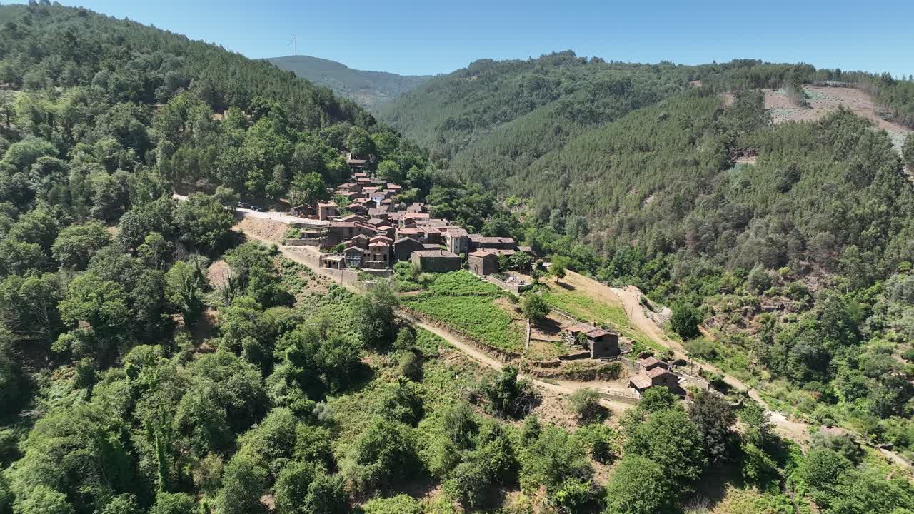 Villaggio di capanne in pietra di Talasnal nelle montagne della Serra da Lousã, Portogallo.