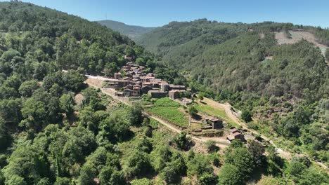 Stone-hut-village-Talasnal-in-Serra-da-Lousã-Mountains-Portugal