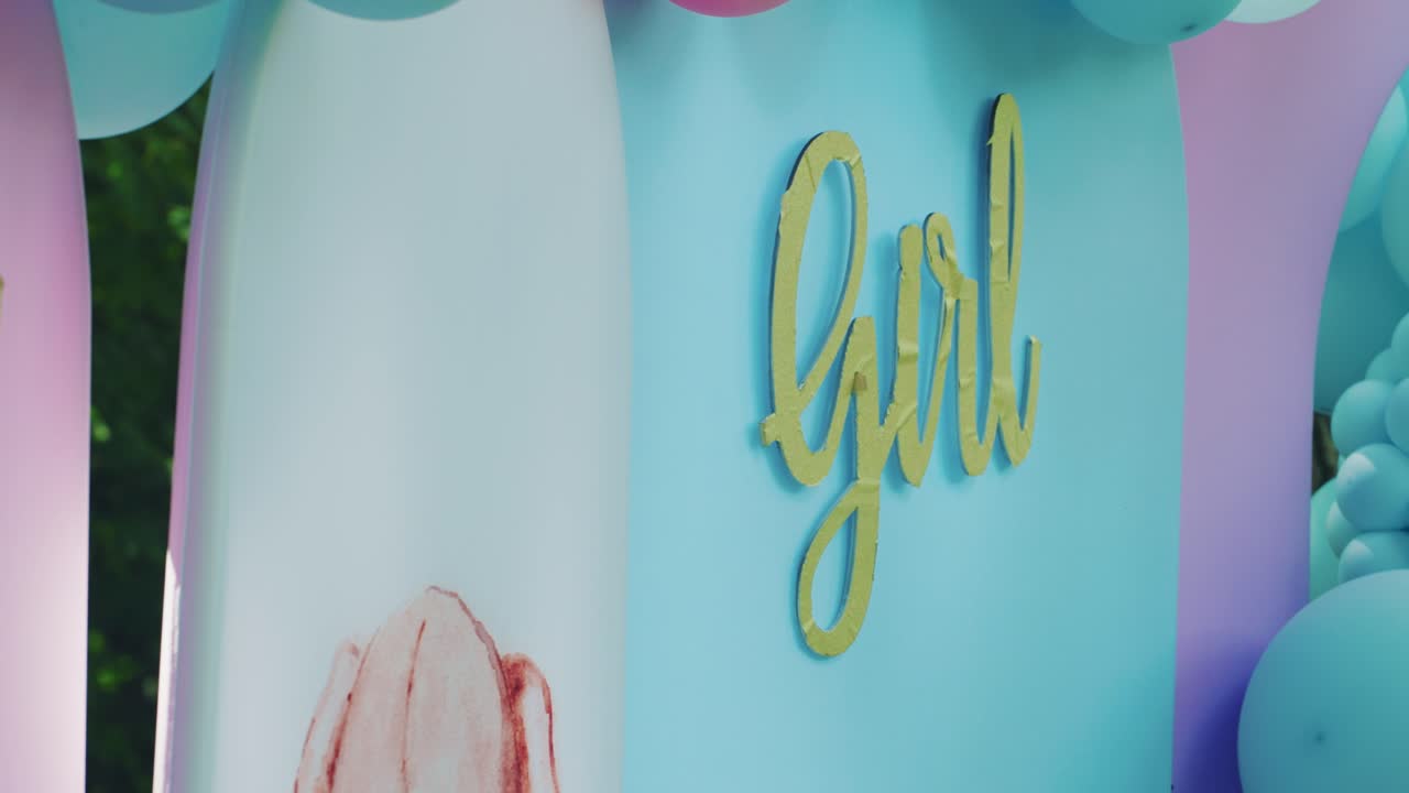 소년과 소녀의 말은 성별을 측면에서 볼 때 파티 배경을 드러 ⁇ 니다.