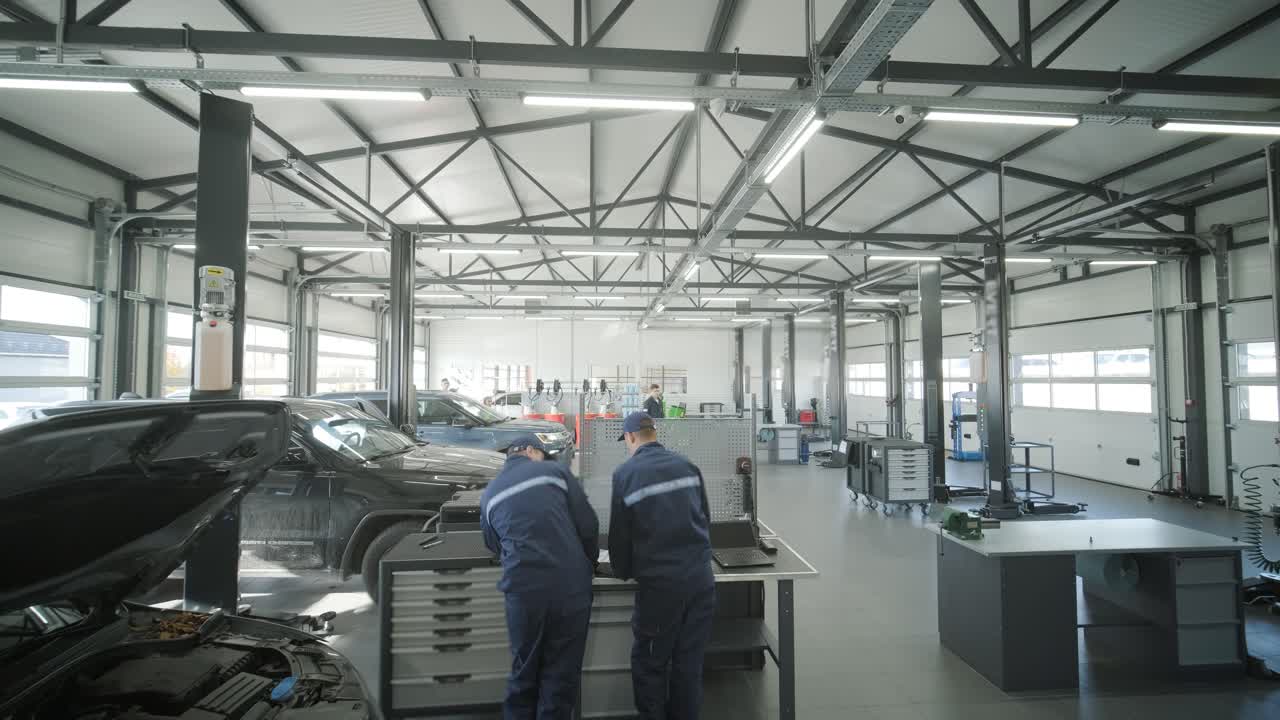 자동차 수리 가게 인테리어