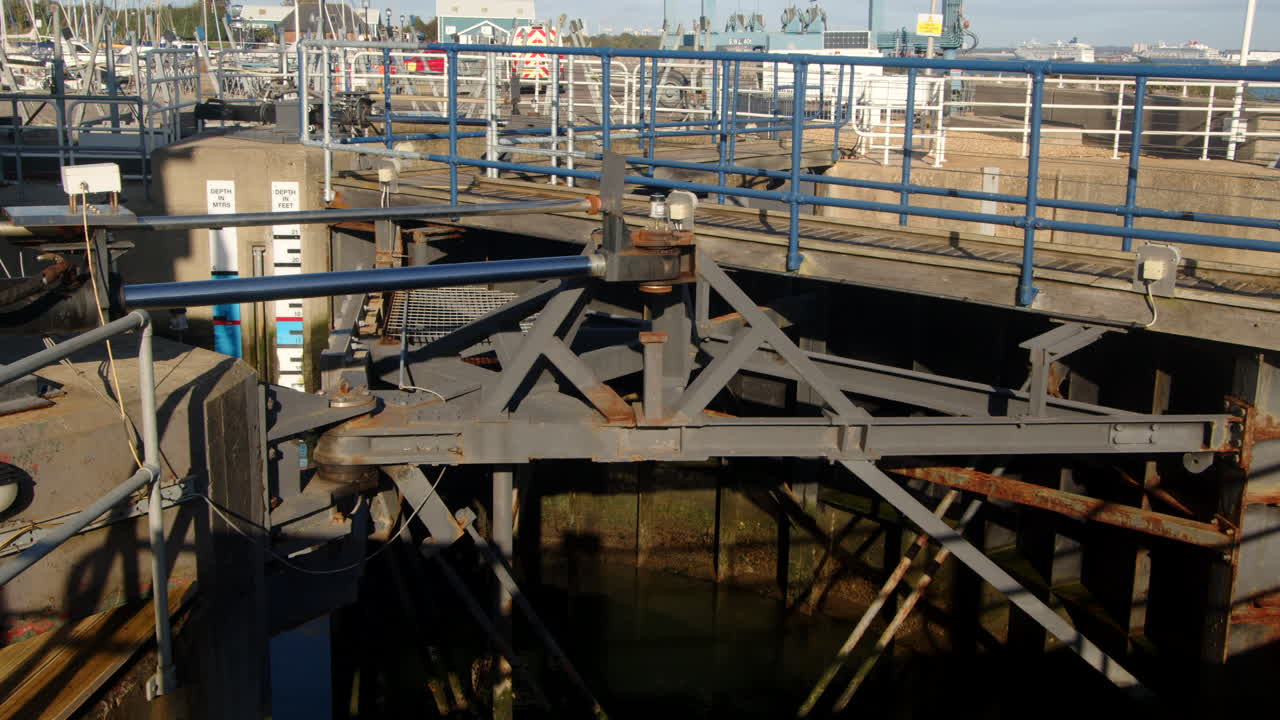 Aufnahme vom Inneren der geschlossenen Schleusentore auf der Marinaseite in der Hythe Marina