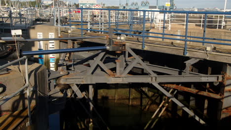 fotografía del interior de las puertas de la esclusa cerradas en el lado de la marina en hythe marina