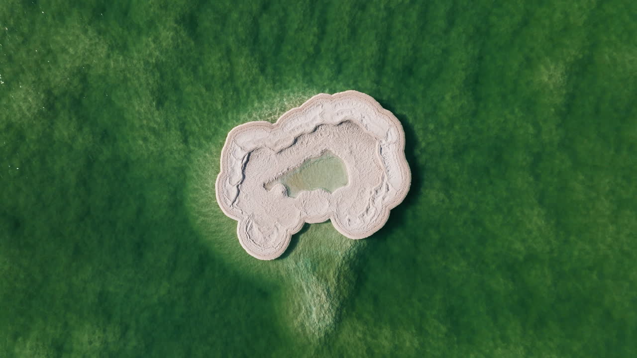 이스라엘 의 죽은 바다 에서 떠다니는 소금 섬 에 올라가는 것