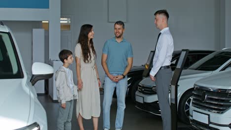familia visitando un concesionario de automóviles