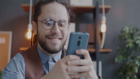 hombre usando teléfono inteligente en la oficina