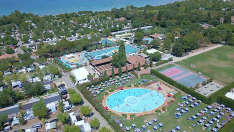 Increíble-Camping-Con-Muchas-Comodidades-Junto-Al-Lago-De-Garda-En-Italia,-Aéreo-De-Arriba-Hacia-Abajo