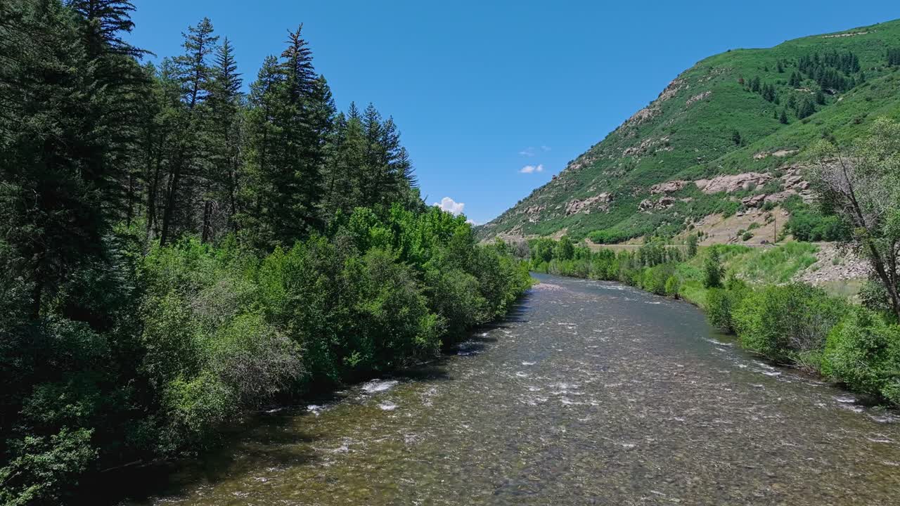 volando a lo largo del río slate cerca de la montaña crested butte, colorado, ee.uu.