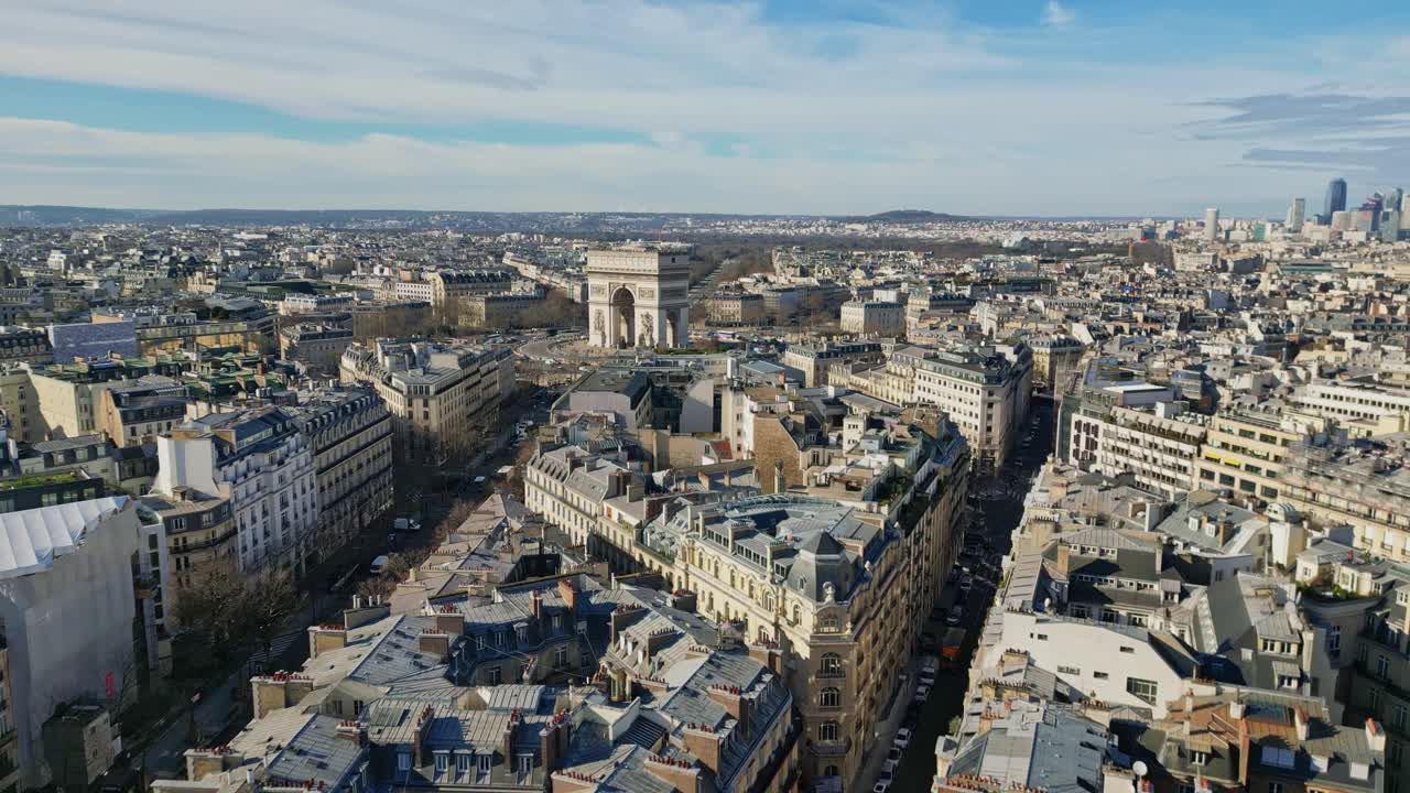Drone che vola sui tetti di Parigi con l'Arco di Trionfo sullo sfondo, Francia.