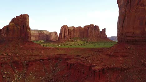 Luftaufnahmen-Durch-Die-Buttes-Und-Felsformationen-Des-Monument-Valley-Utah