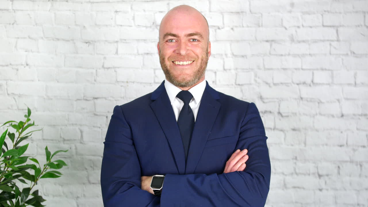 retrato de un exitoso hombre de negocios feliz dándose la vuelta para mirar a la cámara con los brazos cruzados