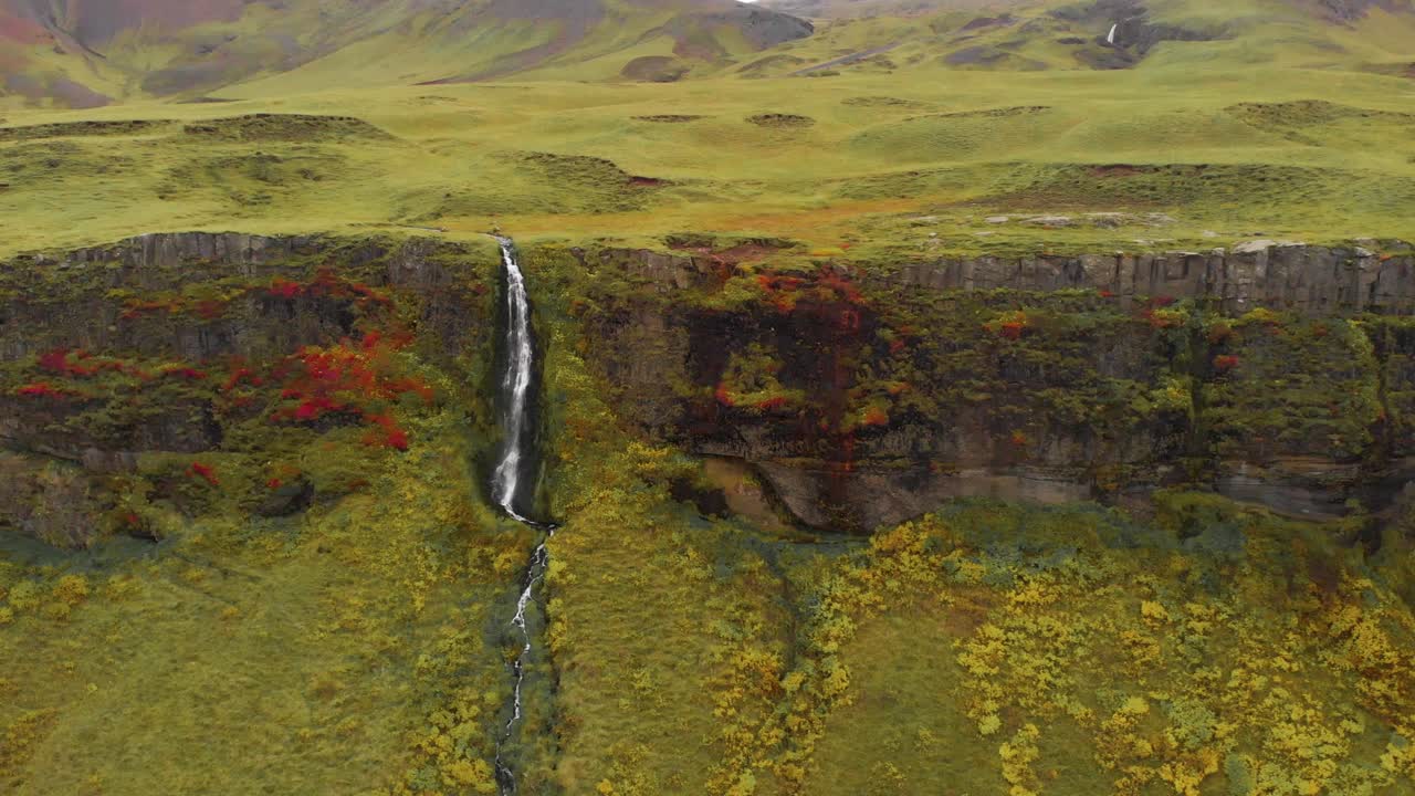 acantilado rocoso en el paisaje escarpado de islandia con la cascada de seljalandsfoss