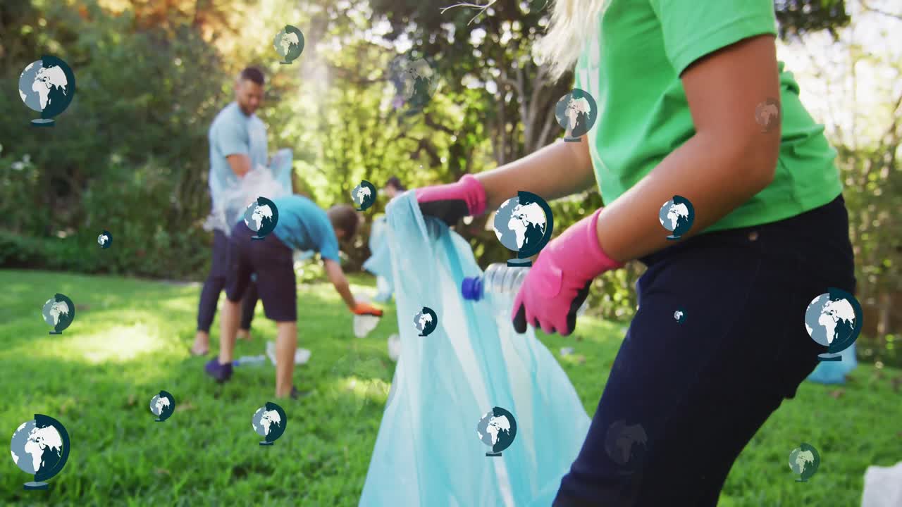 animación de iconos de globos sobre la familia caucásica segregando los desechos