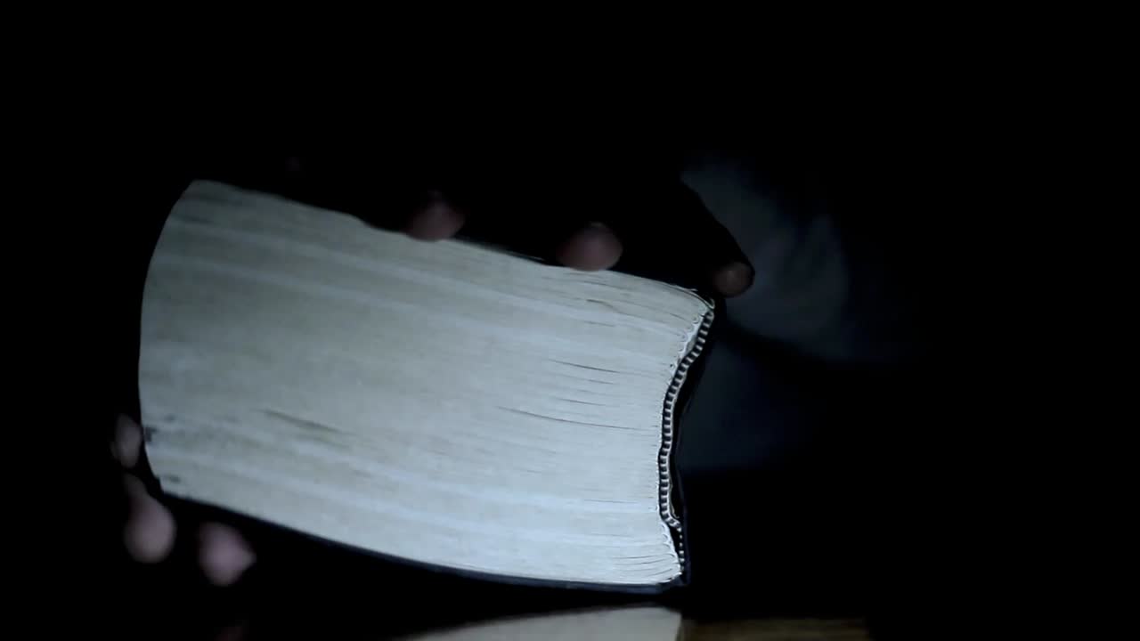 사람들 스톡 푸티지와 흰색 배경으로 성경에 손을 얹고 신에게 기도