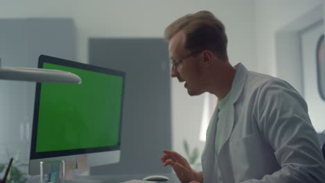 chroma clave computadora ayuda al médico en la consulta en línea. especialista en la clínica de trabajo.