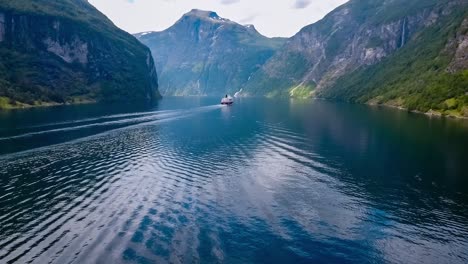 Kreuzfahrtschiffe-Am-Geirangerfjord,-Norwegen