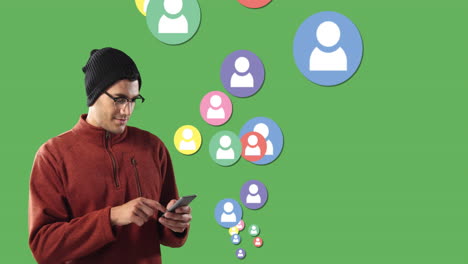 animación de un hombre biracial sonriendo y usando su teléfono inteligente con coloridas personas iconos flotando o