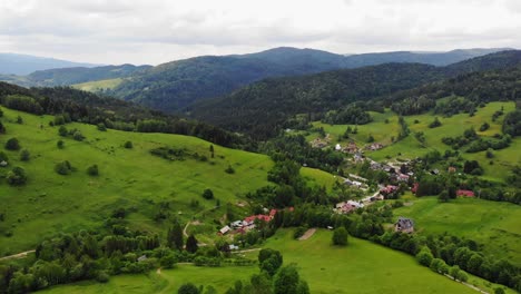 sereno pueblo de wierchomla en las montañas beskid sadecki, polonia, panorama aéreo