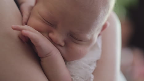 bebé recién nacido durmiendo en los brazos de su madre