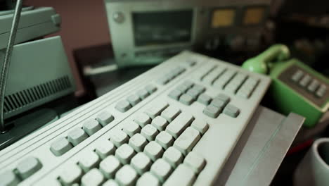 computadoras retro antiguas y otros dispositivos