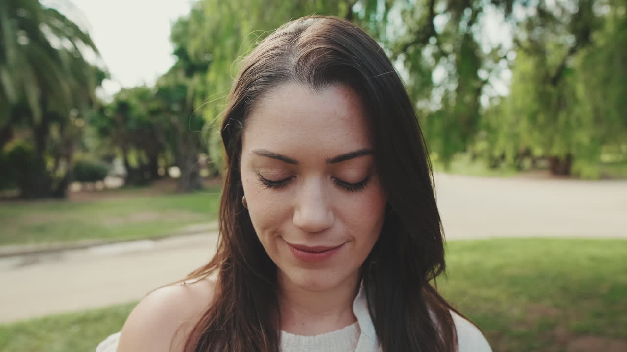 Ritratto di una donna sorridente in un parco