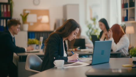 Männlicher-Profi,-Der-Im-Büro-Am-Laptop-Arbeitet.