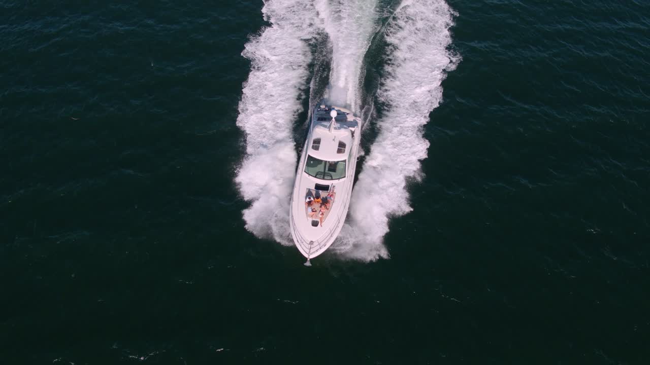 Giovani che si rilassano sul ponte di uno yacht privato.