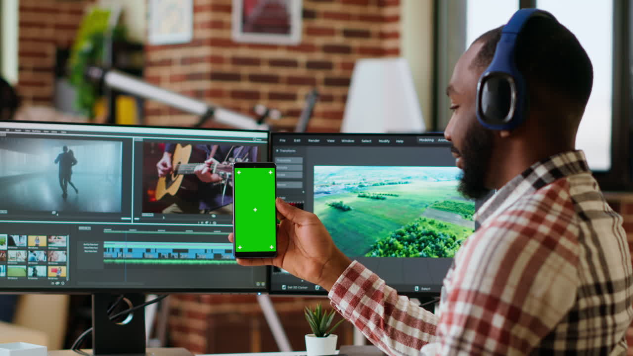 editor de video masculino trabaja en un proyecto de película en software creativo al lado de chroma key