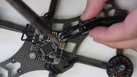 fabricación de drones, chips, soldaduras, reparaciones, mecánicos y placas base