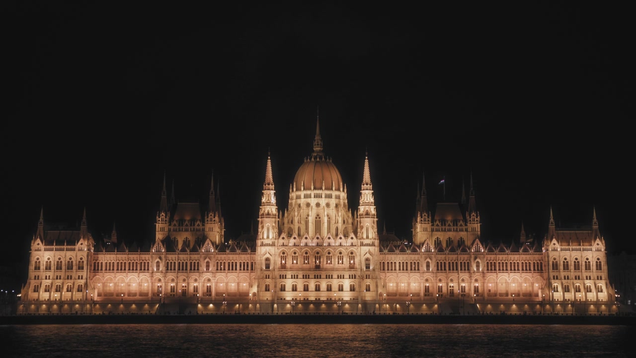 Vista notturna del Parlamento a Budapest.