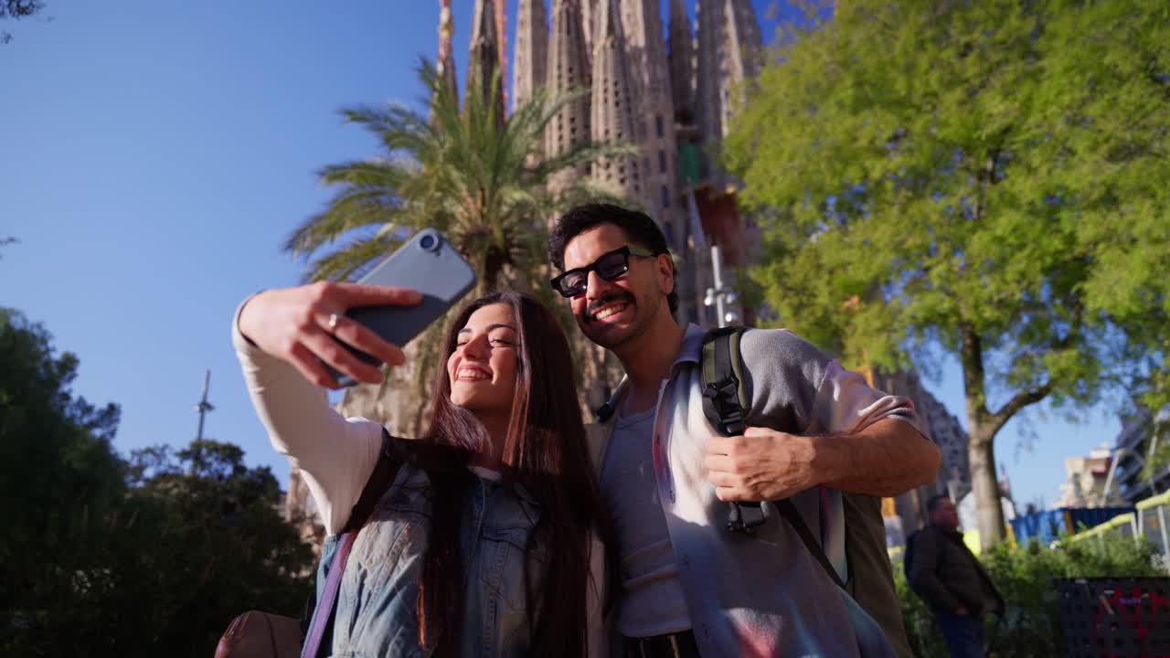 Coppia felice che si scatta un selfie mentre visita Barcellona
