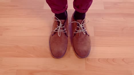 Hipster-Mann-Schuhe-Auf-Holzboden