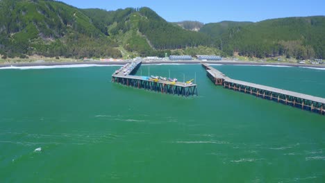 Hafen-Oder-Caleta-Meguellines,-Constitucion-Chile-Drohnenschuss-Sonniger-Tag-Mit-Fischerbooten-Drohnenschuss