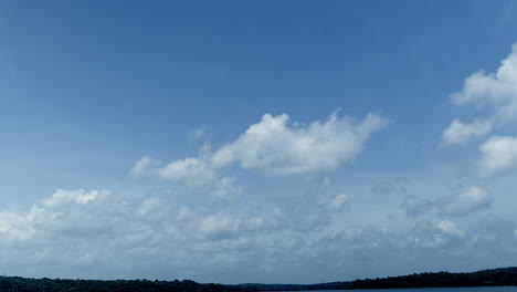 Wolken-Und-Blauer-Himmel-Zeitraffer-Von-Dramatischen,-Schnell-Ziehenden-Weißen-Wolken-Am-Sonnigen-Blauen-Himmel