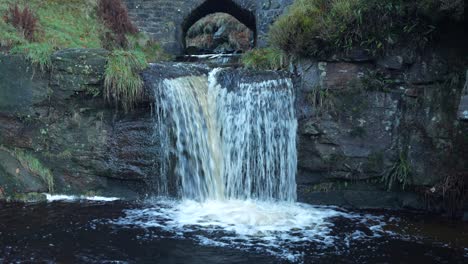 Wasser-Fließt-In-Den-Natürlichen-Pool