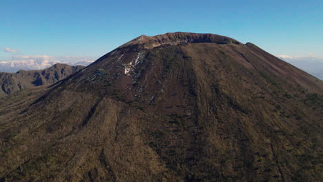monte vesubio amplia vista aérea orbitando soleado sur de italia paisaje