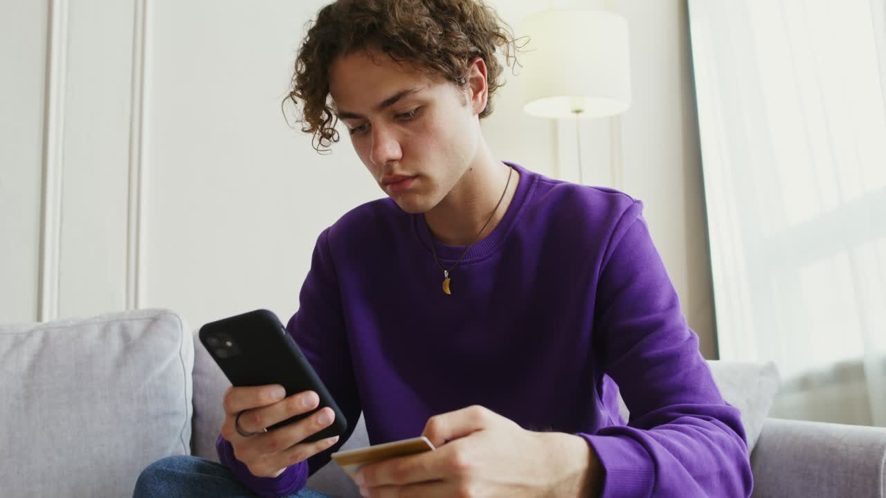 joven haciendo un pago en línea