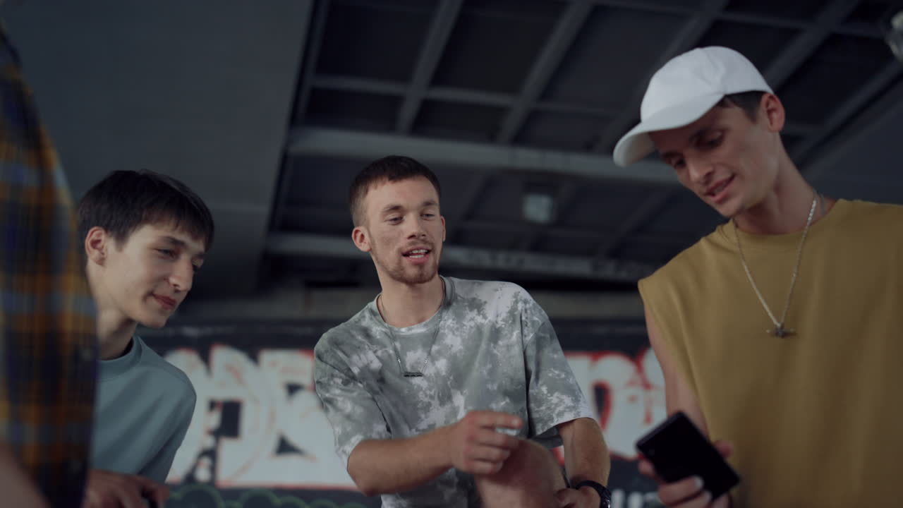 스마트 폰 화면 스케이트 파크를 찾는 젊은 밀레니얼