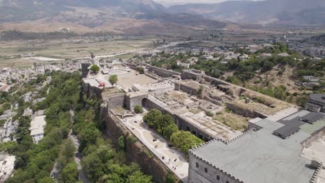 Vista-Aérea-Del-Castillo-De-La-Colina-De-Gjirokastra,-Albania