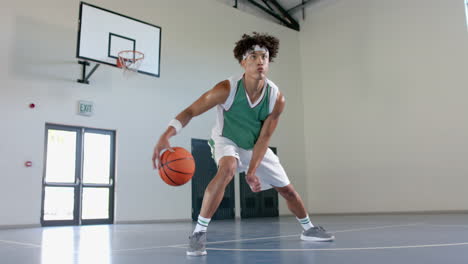 Junger-Mann-Mit-Gemischter-Abstammung-Spielt-Basketball-Im-Innenbereich