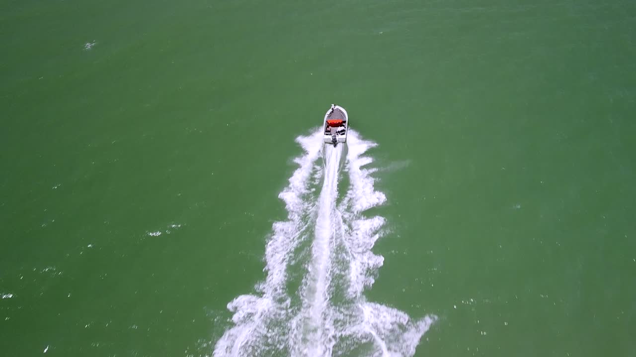 вид сзади на скоростной катер в океане у пляжа тринити в кэрнсе