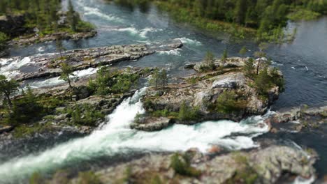 Una-Vista-De-Pájaro-Del-Turbulento-Río-Salvaje