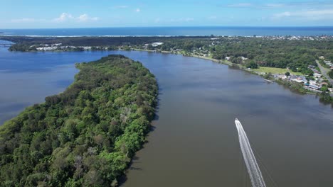 barco de velocidad navegando en el río tweed a lo largo del chinderah en nsw, australia