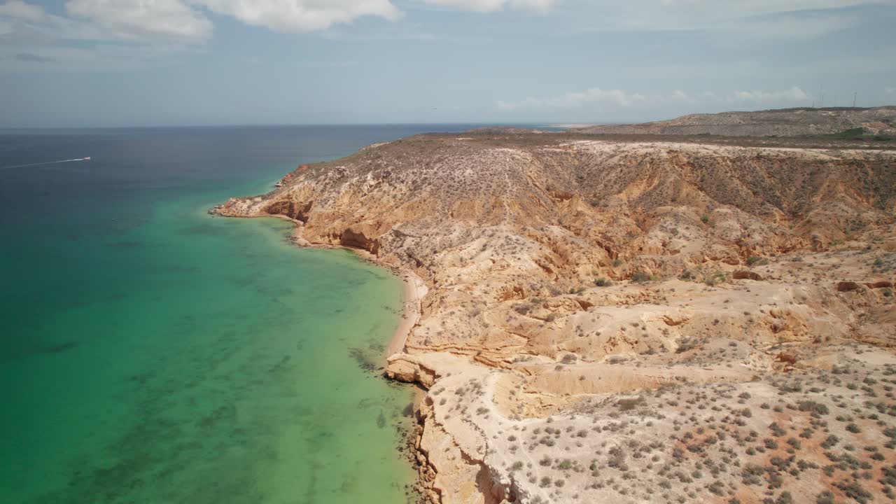 Sorvolo aereo della costa di Araya, montagne, Venezuela turchese