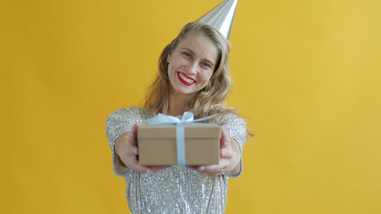 선물을 제공하는 여자