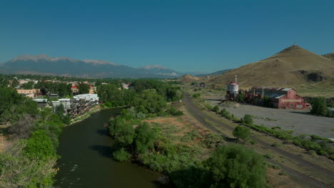 Luftkino-Drohne-Mitten-Im-Sommer,-Innenstadt-Von-Salida,-Limettenmühle,-Colorado,-In-Der-Nähe-Von-Buena-Vista-Am-Arkansas-River,-Flussufer,-Park,-Pfadfinder,-Surfen,-Wellenradfahren,-Wandern,-Rafting,-Felsiger-Berg,-Rückwärtsbewegung