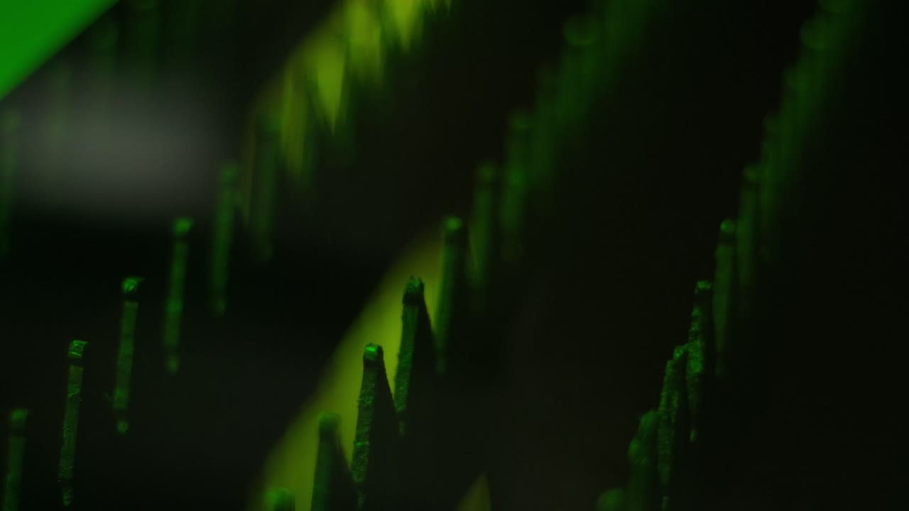 технология промышленной лазерной резки, обработки, изготовления плоского листового металла, стального материала с искрами